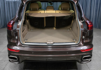 Подержанный автомобиль Porsche Cayenne 2015 года (10 фото)