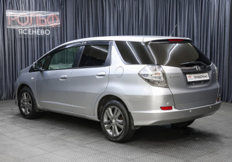 Подержанный автомобиль Honda Fit Shuttle 2012 года (7 фото)