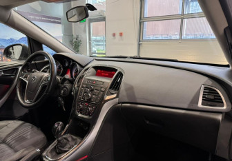 Подержанный автомобиль Opel Astra Hatchback 2013 года (11 фото)