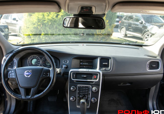 Подержанный автомобиль Volvo S60 2011 года (10 фото)