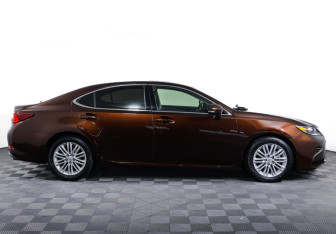Подержанный автомобиль Lexus ES 2015 года (4 фото)