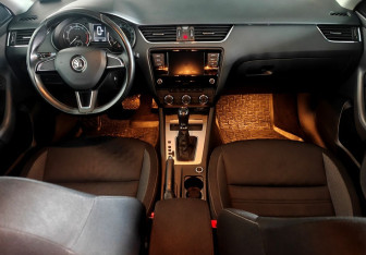 Подержанный автомобиль Skoda Octavia Liftback 2020 года (11 фото)