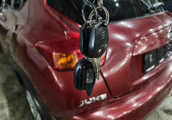 Подержанный автомобиль Nissan Juke 2011 года (17 фото)