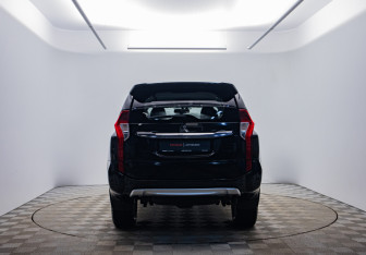 Подержанный автомобиль Mitsubishi Pajero Sport 2016 года (6 фото)