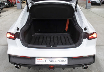 Подержанный автомобиль Changan UNI-V 2023 года (10 фото)