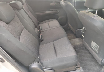 Подержанный автомобиль Toyota Wish Minivan 2015 года (11 фото)