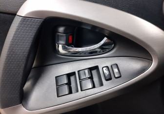 Подержанный автомобиль Toyota RAV4 2007 года (18 фото)