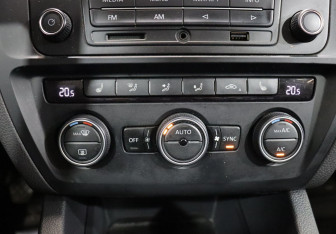 Подержанный автомобиль Volkswagen Jetta Sedan 2015 года (16 фото)