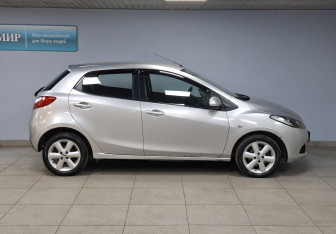 Подержанный автомобиль Mazda 2 Hatchback 2009 года (4 фото)