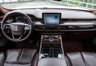 Подержанный автомобиль Lincoln Aviator 2020 года (14 фото)