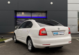 Подержанный автомобиль Skoda Octavia Wagon 2011 года (8 фото)