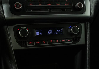 Подержанный автомобиль Volkswagen Polo Sedan 2016 года (16 фото)