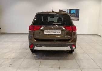Подержанный автомобиль Mitsubishi Outlander 2019 года (6 фото)