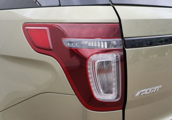 Подержанный автомобиль Ford Explorer 2014 года (26 фото)