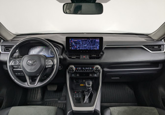 Подержанный автомобиль Toyota RAV4 2024 года (13 фото)
