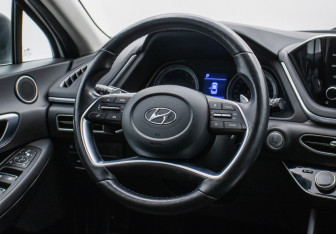 Подержанный автомобиль Hyundai Sonata 2022 года (15 фото)
