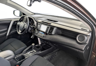 Подержанный автомобиль Toyota RAV4 2017 года (11 фото)
