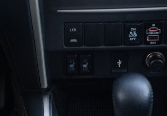 Подержанный автомобиль Mitsubishi L200 2023 года (18 фото)