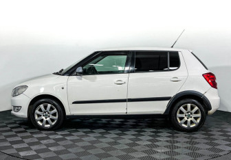 Подержанный автомобиль Skoda Fabia Hatchback 2010 года (8 фото)