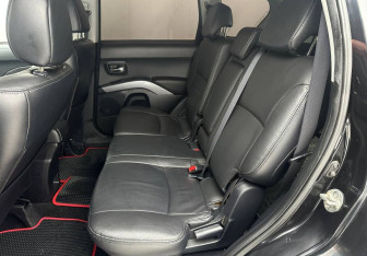 Подержанный автомобиль Mitsubishi Outlander 2008 года (10 фото)