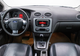 Подержанный автомобиль Ford Focus Hatchback 2007 года (13 фото)