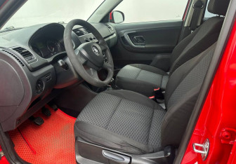 Подержанный автомобиль Skoda Fabia Hatchback 2013 года (9 фото)