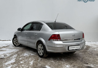 Подержанный автомобиль Opel Astra Sedan 2010 года (7 фото)