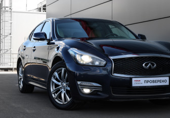 Подержанный автомобиль Infiniti Q70 2015 года (23 фото)