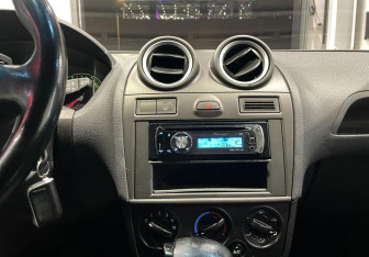 Подержанный автомобиль Ford Fiesta Hatchback 2006 года (16 фото)