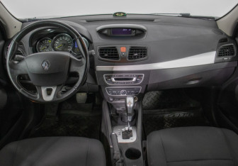 Подержанный автомобиль Renault Fluence 2011 года (13 фото)