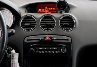 Подержанный автомобиль Peugeot 308 Hatchback 2011 года (15 фото)