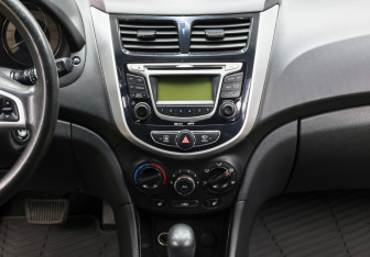 Подержанный автомобиль Hyundai Solaris Hatchback 2013 года (15 фото)