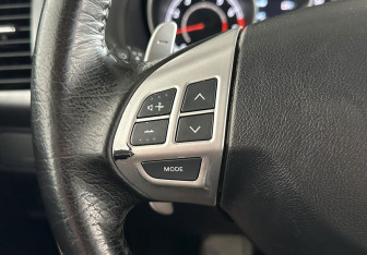 Подержанный автомобиль Mitsubishi Outlander 2011 года (16 фото)