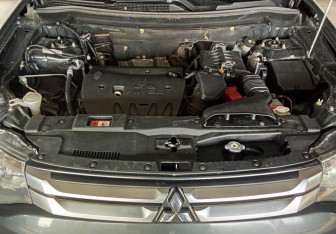 Подержанный автомобиль Mitsubishi Outlander 2014 года (16 фото)