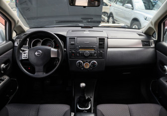 Подержанный автомобиль Nissan Tiida Hatchback 2010 года (9 фото)