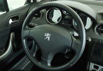 Подержанный автомобиль Peugeot 308 Hatchback 2011 года (16 фото)