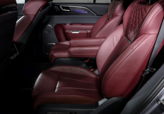 Подержанный автомобиль Hongqi E-HS9 2021 года (10 фото)