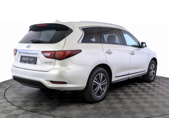 Подержанный автомобиль Infiniti QX60 2018 года (5 фото)
