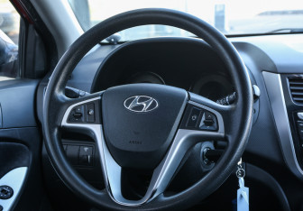 Подержанный автомобиль Hyundai Solaris Hatchback 2012 года (16 фото)