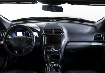 Подержанный автомобиль Ford Explorer 2016 года (8 фото)