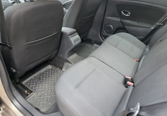 Подержанный автомобиль Renault Fluence 2012 года (10 фото)