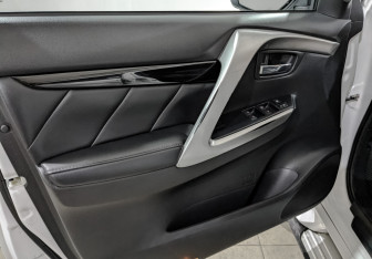 Подержанный автомобиль Mitsubishi Pajero Sport 2018 года (18 фото)