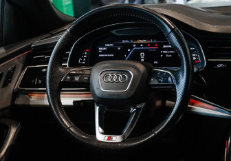 Подержанный автомобиль Audi Q8 2019 года (13 фото)