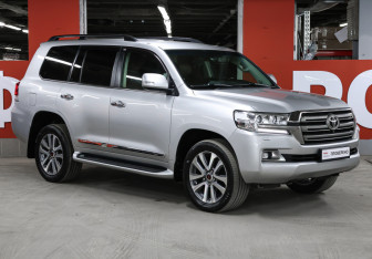 Подержанный автомобиль Toyota Land Cruiser Suv 2017 года (3 фото)