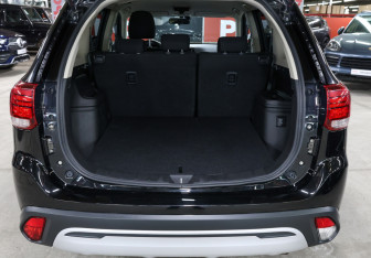 Подержанный автомобиль Mitsubishi Outlander 2019 года (10 фото)