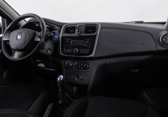 Подержанный автомобиль Renault Sandero 2016 года (5 фото)