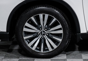 Подержанный автомобиль Mitsubishi Outlander 2019 года (15 фото)