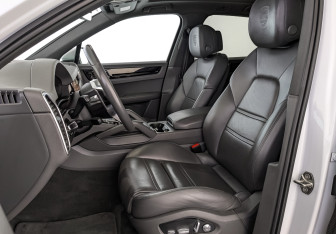 Подержанный автомобиль Porsche Cayenne 2020 года (20 фото)