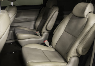 Подержанный автомобиль Kia Carnival 2018 года (15 фото)
