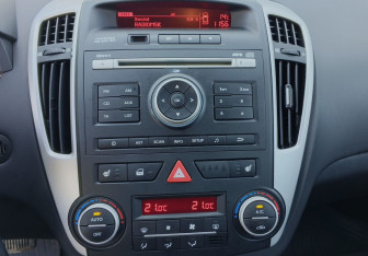 Подержанный автомобиль Kia Ceed Hatchback 2011 года (14 фото)